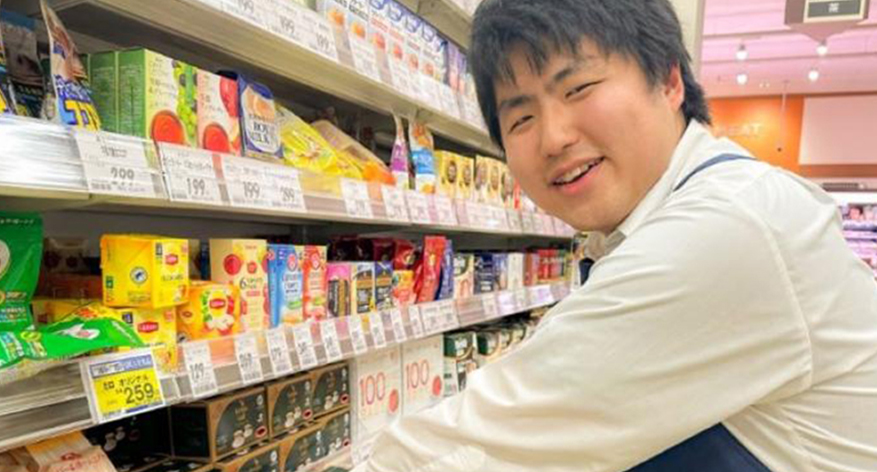 グロサリー部門でのお仕事風景